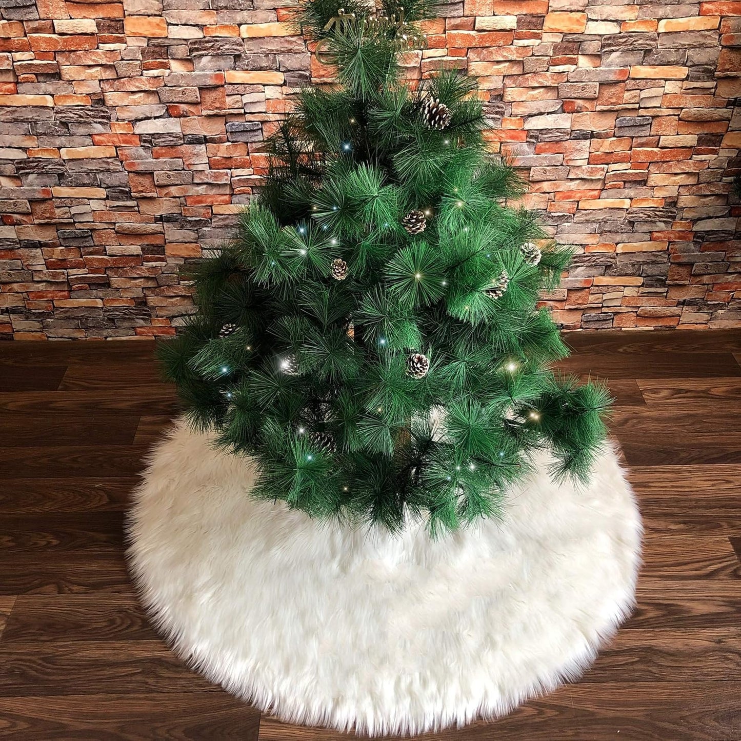 Linkmonde Faux Fur Christmas Tree Skirt 35 Inch/90CM, Large Snowy White Xmas Tree Plush Skirt for Indoor and Outdoor Decoration, Decorative Holiday Party Decorations